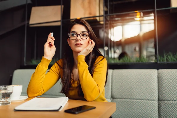 Joven Estudiante Sentada Una Cafetería Moderna — Foto de Stock