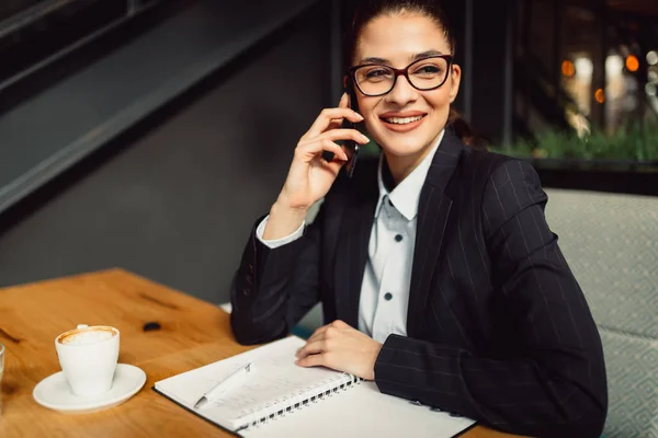 Acércate Joven Empresaria Hablando Con Alguien Teléfono Móvil Mientras Mira — Foto de Stock