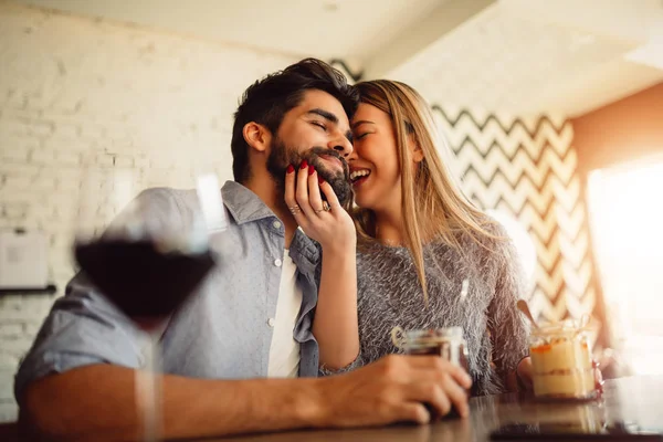 Pár Smát Užívat Své Okamžiky Kavárně — Stock fotografie