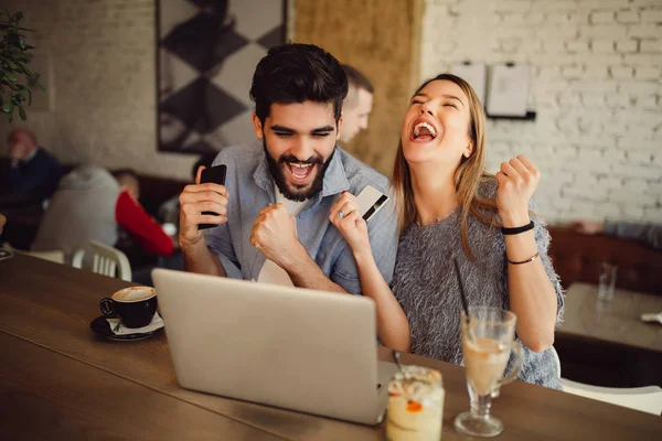 Feliz Joven Pareja Compras Línea —  Fotos de Stock