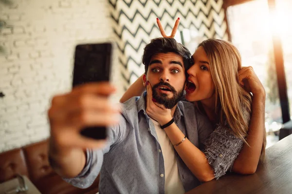 Unga Vackra Paret Gör Selfie Par Gör Grimaser — Stockfoto