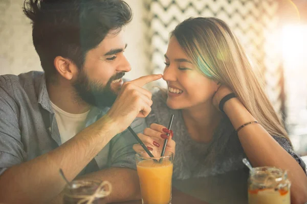 Paar Teilt Orangensaft Und Hat Spaß Café — Stockfoto