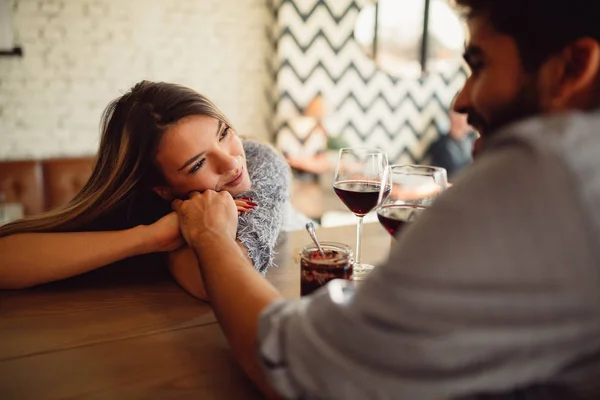 Pareja Romántica Sentada Cafetería Bebiendo Vino Tinto Chica Atractiva Sosteniendo — Foto de Stock