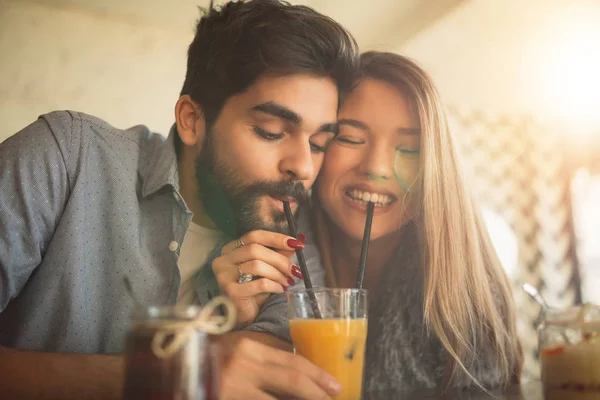 Paar Teilt Orangensaft Café — Stockfoto