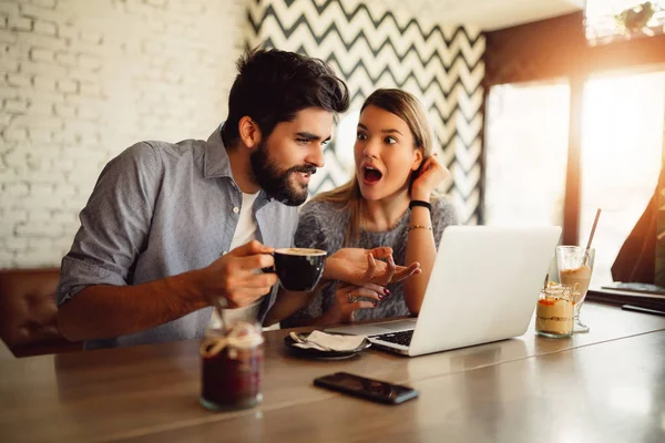 Pareja Sorprendida Usando Ordenador Portátil Cibercafé — Foto de Stock