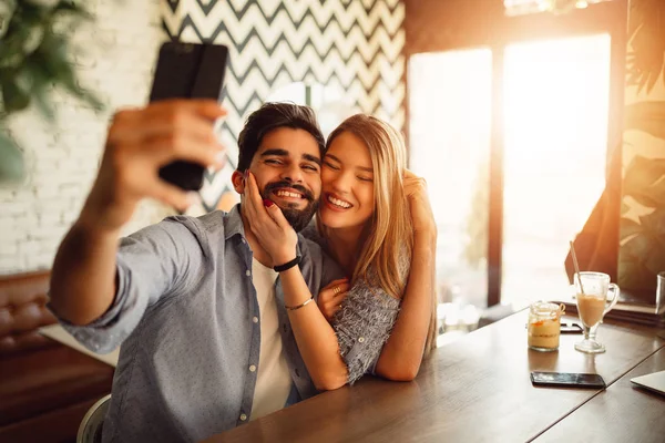 Couple Making Selfie Front Camera — Stock Photo, Image