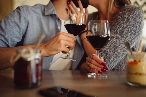 Zbliżenie Okulary Wypełnione Czerwone Wino Para Brzęk Jubileusz Walentynki Romantyczna — Zdjęcie stockowe