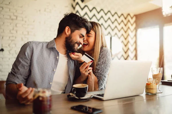 Heureux Jeune Couple Faisant Shopping Ligne Dans Café — Photo