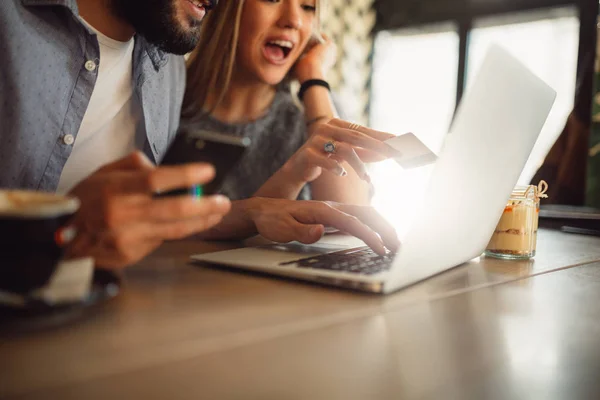 Närbild Par Händer Medan Shopping Online — Stockfoto