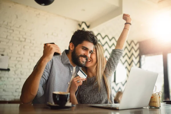 Cuplu Entuziasmat Citind Vești Bune Laptop Internet Cafe — Fotografie, imagine de stoc