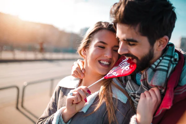 Frumos Cuplu Tânăr Bucură Timpul Lor Mers Jos Afară — Fotografie, imagine de stoc