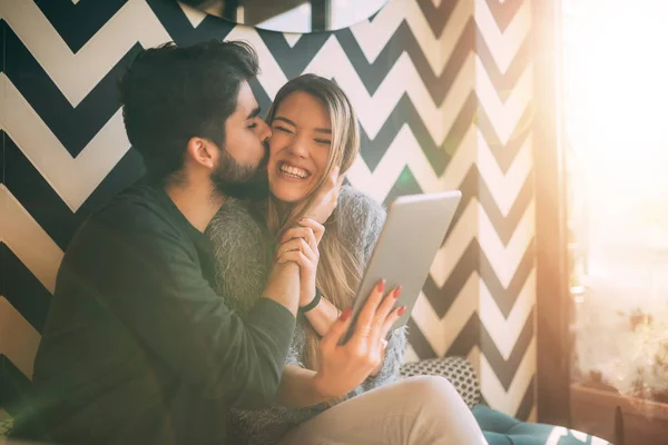 Happy Young Couple Holding Tablet Man Kissing His Girlfriend — Stock Photo, Image