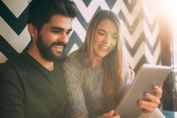 Young Attractive Couple Using Tablet Coffee Shop — Stock Photo, Image