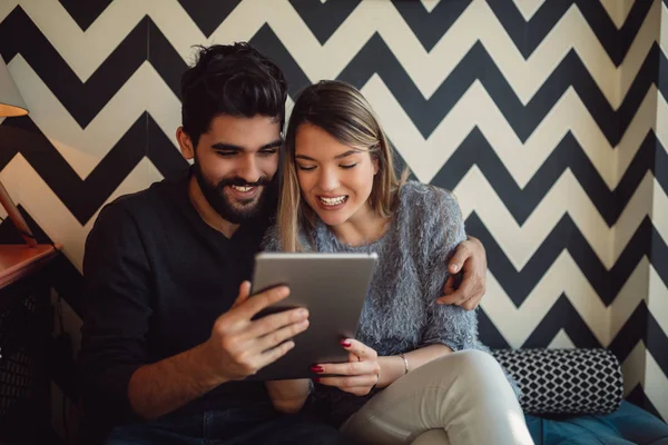 Young Couple Sitting Internet Cafe Relaxing Coffee Break Using Tablet — Stock Photo, Image