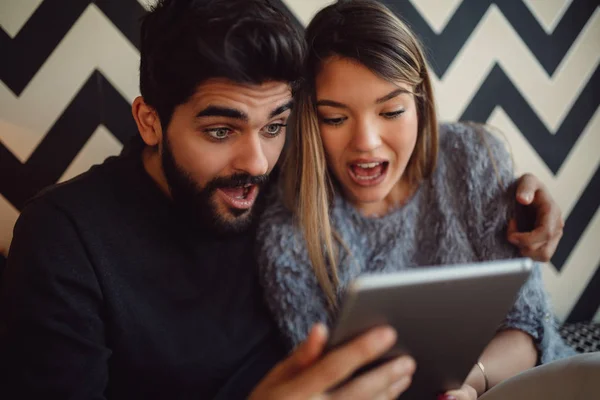 Close Shocked Couple Using Tablet — Stock Photo, Image