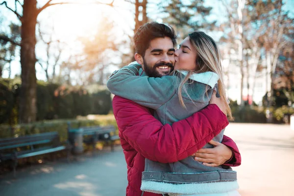 Ungt Vakkert Par Som Nyter Valentinsdagen Kjæreste Som Klemmer Kjæresten – stockfoto