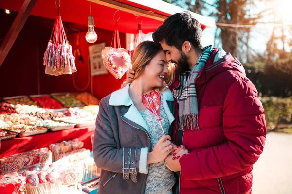 Paar Verliefd Staande Straat Glimlachend Kopen Sommige Zoete Lollies Verjaardag — Stockfoto