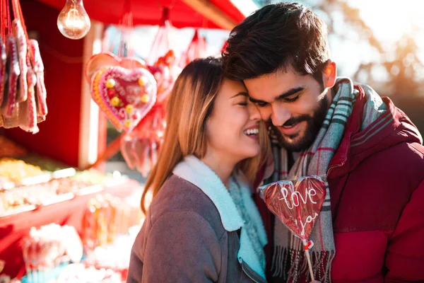 Paar Verliefd Staande Straat Glimlachend Kopen Sommige Zoete Lollies Verjaardag — Stockfoto