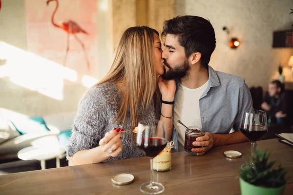 Romantyczna Para Romantyczne Chwile Kawiarni Para Jedzenia Ciasta Picie Czerwonego — Zdjęcie stockowe
