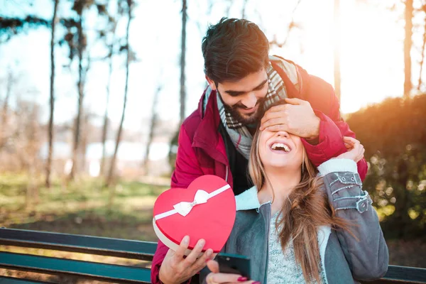 Mann Überrascht Seine Freundin Mit Einem Geschenk Verliebtes Paar Valentinstag — Stockfoto