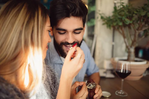 Gyönyörű Szőke Etetés Barátja Torta Házassági Évfordulóra Vagy Valentin Nap — Stock Fotó