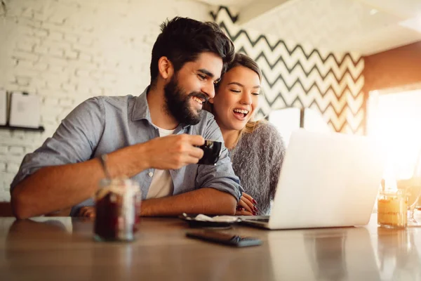 Happy Couple Surfing Laptop Cafe Couple Shopping Online Video Chatting — Stock Photo, Image