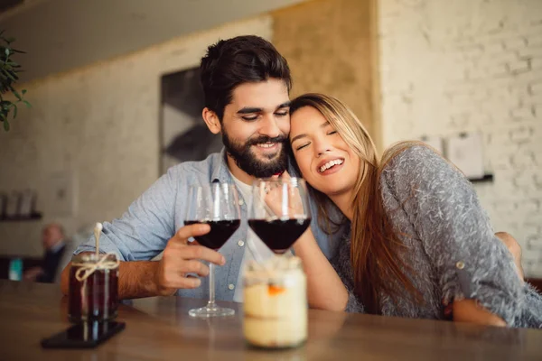 Pareja Romántica Fecha Beber Vino Tinto Cafetería Celebrar Aniversario Día — Foto de Stock