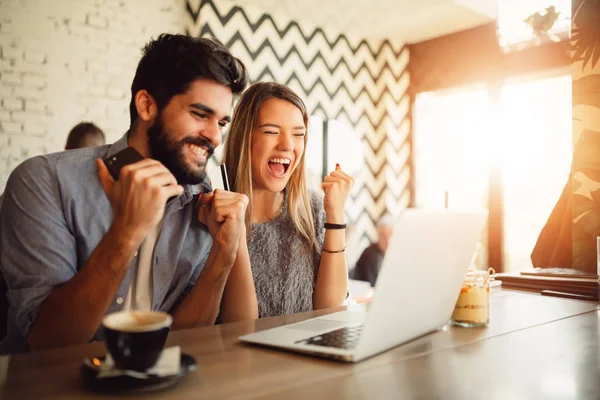 Surprised Young Couple Doing Online Shopping Laptop Credit Card Cafe — Stock Photo, Image