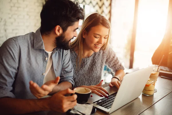 Pár Surfování Notebooku Kavárně Pár Obchodů Online Nebo Video Chatování — Stock fotografie