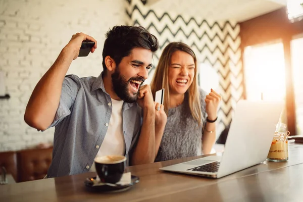 Pasangan Melakukan Belanja Online Melalui Laptop Dan Kartu Kredit Kafe — Stok Foto
