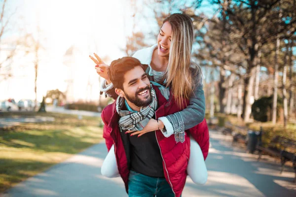 Paar Verliefd Plezier Het Park Man Geven Piggyback Naar Vrouw — Stockfoto