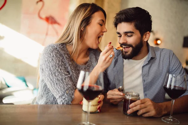 Hermosa Chica Alimentando Novio Con Pastel Cafetería Bebiendo Vino Celebrando — Foto de Stock