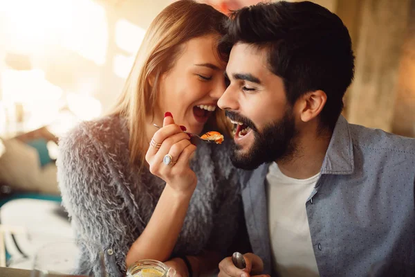 Close Romântico Jovem Casal Enquanto Menina Alimentando Seu Namorado — Fotografia de Stock
