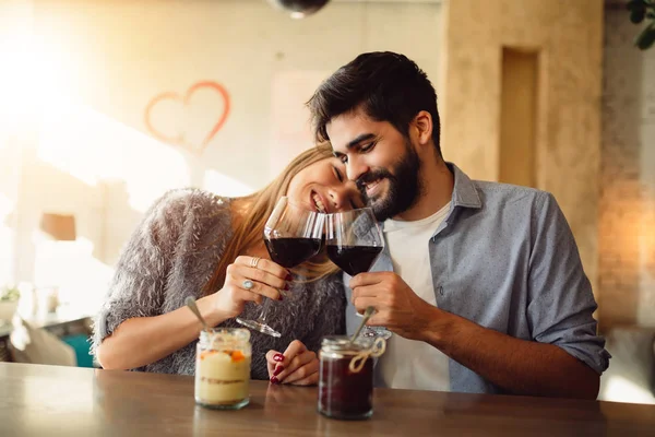 Pareja Romántica Saluda Con Vino Tinto Celebra Día San Valentín — Foto de Stock