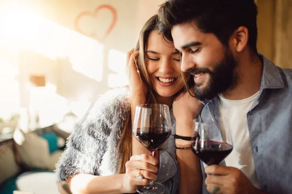 Casal Romântico Bebendo Vinho Tinto Data Roupa Casual Café Dia — Fotografia de Stock