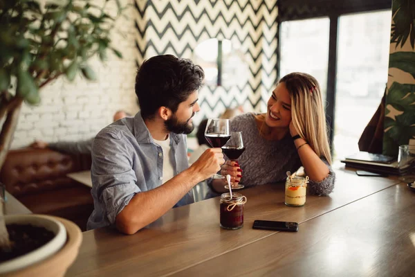 Uns Copos Com Vinho Tinto Casal Ter Momentos Românticos Celebrar — Fotografia de Stock