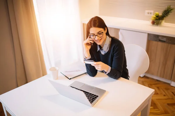 Jovem Morena Feliz Compras Online Miúda Falar Telemóvel Compras Online — Fotografia de Stock