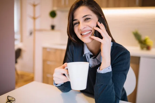 Dulce Mujer Negocios Hablando Móvil Negocios Concepto Tecnología — Foto de Stock