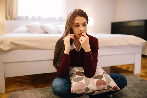 Young Upset Girl Talking Mobile — Stock Photo, Image