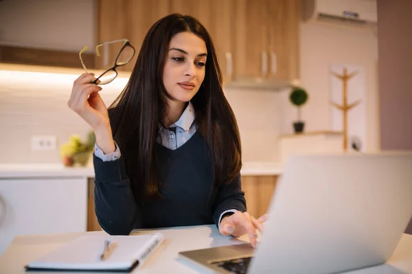 Chica Bonita Aprendiendo Para Examen Trabajando Línea —  Fotos de Stock