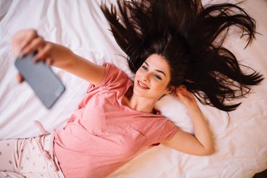 Selfie yatakta sabah alma gibi oldukça esmer kız.