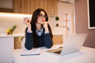 Genel müdürlükte dizüstü kullanarak gözlük ile güzel kız portresi.