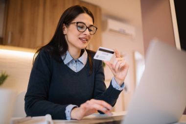 Mutlu kız online alışveriş.