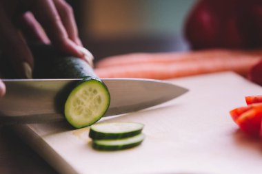 Güzel tırnaklar kesim salatalık ise kız elleriyle Close-Up.