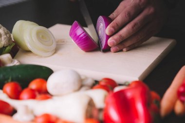 Kırmızı soğan kesme sırasında adam ellerini Close-Up.