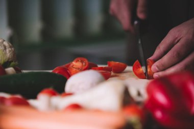 Adam el kesme kiraz domates süre yakın çekim. Kopya alanı.