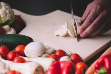 Adam el kesme sırasında Close-Up mantar. Kopya alanı.