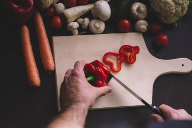 Üstten Görünüm adam el kesme kırmızı biber ise. Kopya alanı.
