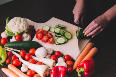 Kız el kesim salatalık süre yakın çekim.