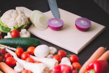 Tahtada kırmızı soğan.